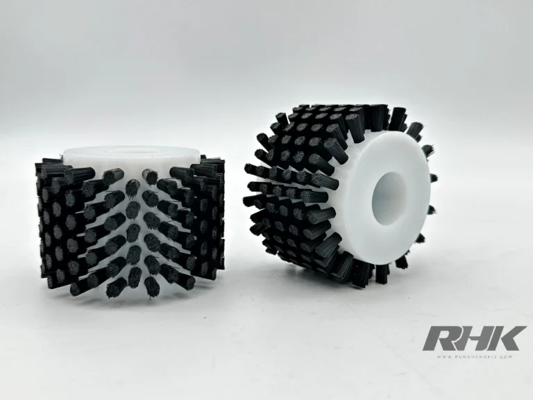 แปรงล้อขนสีดำ ปลูกขนเป็นกระจุก แกนพลาสติกสีขาว Tufted Wheel Brush RHK