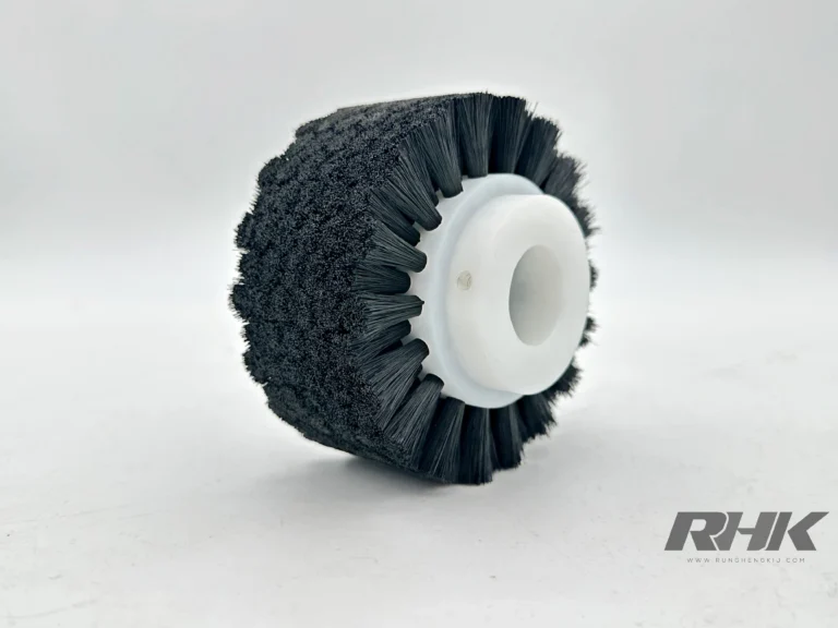 แปรงล้อขนสีดำ แบบขนแน่นเต็มหน้า แกนพลาสติกสีขาว Dense Wheel Brush RHK
