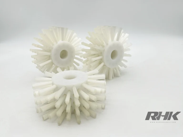 แปรงล้อขนสีขาว ปลูกขนเป็นกระจุก 3 ชิ้น แกนพลาสติกสีขาว Tufted Wheel Brush RHK