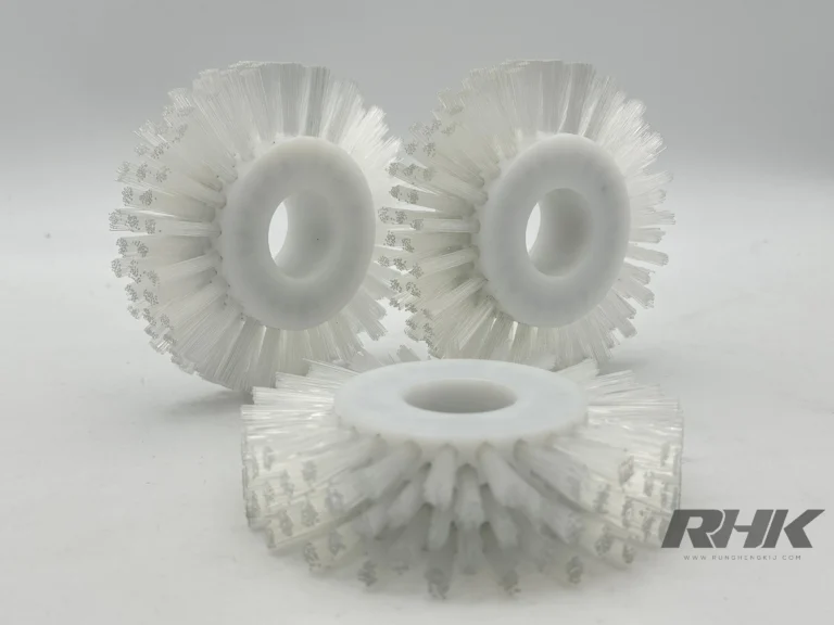 แปรงล้อขนใสสีขาว ปลูกขนเป็นกระจุก 3 ชิ้น แกนพลาสติกสีขาว Wheel Brush RHK