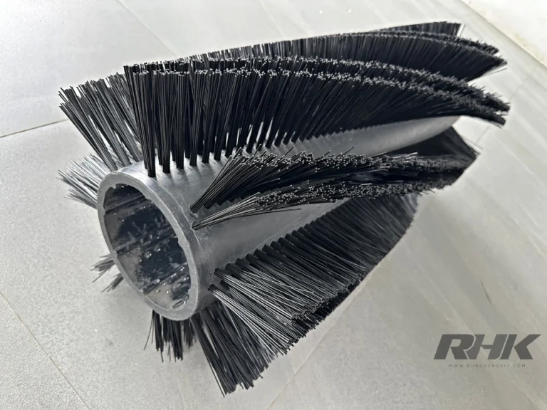 แปรงลูกกลิ้งขนสีดำ ปลูกขนเป็นแนวเกลียวรอบแกนท่อ Spiral Roller Brush RHK