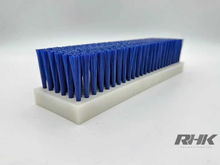 แปรงแถบขนไนลอนสีน้ำเงิน ฐานพลาสติกสีขาว Nylon Strip Brush RHK