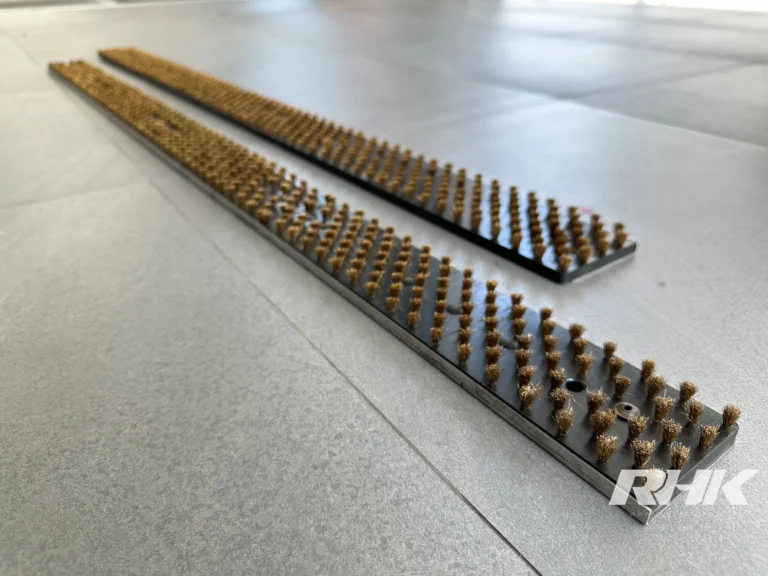 แปรงแถบฐานโลหะยาว ขนลวดสีทองปลูกเป็นกระจุก 2 เส้น Strip Brush RHK