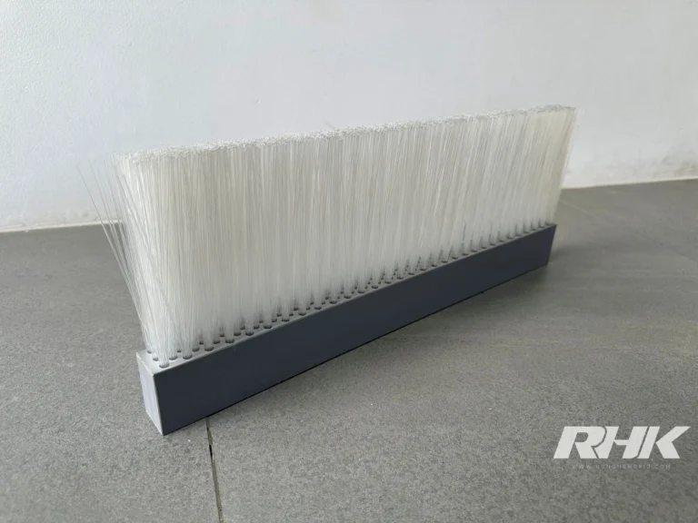 แปรงแถบขนใสยาว ฐานพลาสติกสีเทา Nylon Strip Brush RHK