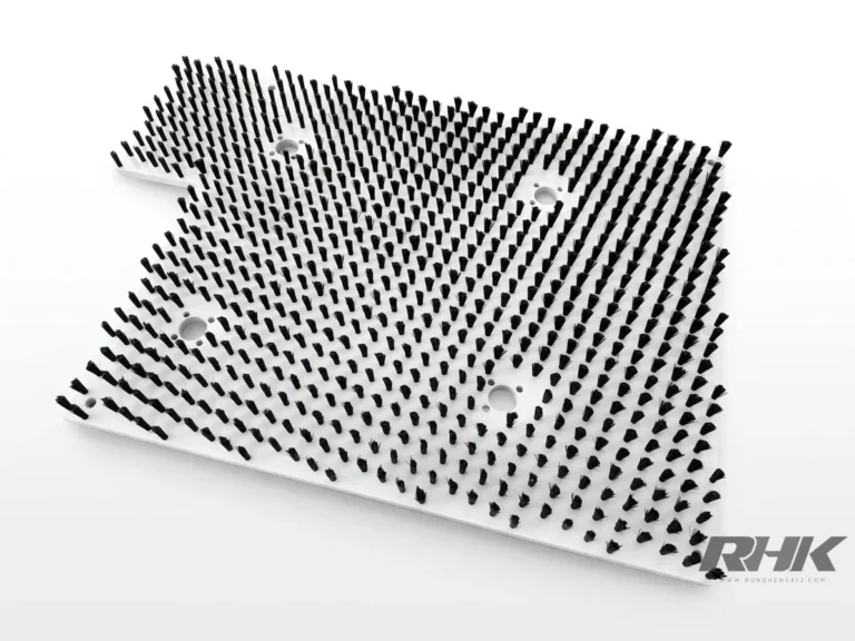 แปรงเพลทขนสีดำ ฐานพลาสติกสีขาว ตัดรูปทรงและเจาะรูยึดตามแบบ Plate Brush RHK