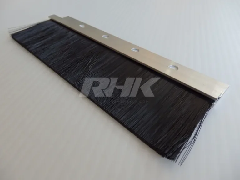 แปรงแถบพร้อมแกนอะลูมิเนียมมีปีก ขนไนลอนยาวสีดำ Strip brush with aluminum core and wings,long black nylon