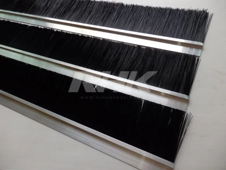 แปรงแถบพร้อมแกนอะลูมิเนียมมีปีก ขนไนลอนยาวสีดำ Strip brush with aluminum core and wings,black nylon bristles