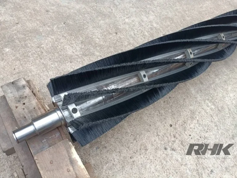 แปรงคอยล์พร้อมเพลาขนเกลียวห่างขนไนลอนสีดำ Coil Brush with Shaft