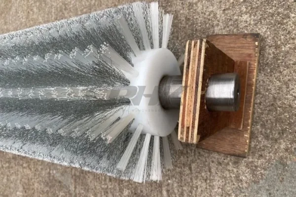 แปรงลูกกลิ้งแบบขนสลับขน ลวดเหล็ก/ไนล่อน Alternating bristle and steel wire/nylon roller brush