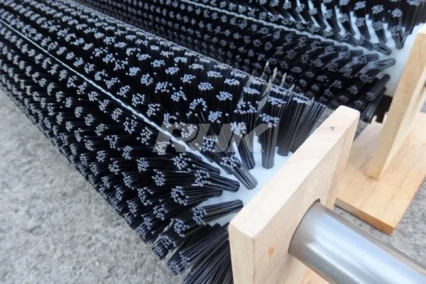 แปรงลูกกลิ้งขนไนล่อนสีดำพร้อมเพลา Black nylon bristle roller brush with shaft