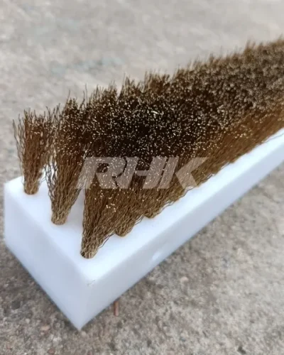 แปรงแถบแกนพลาสติกขนลวดทองเหลือง Plastic core brush with brass wire bristles