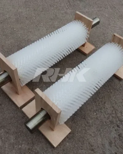 แปรงลูกกลิ้งไนล่อนสีขาว พร้อมเพลา White nylon roller brush with shaft
