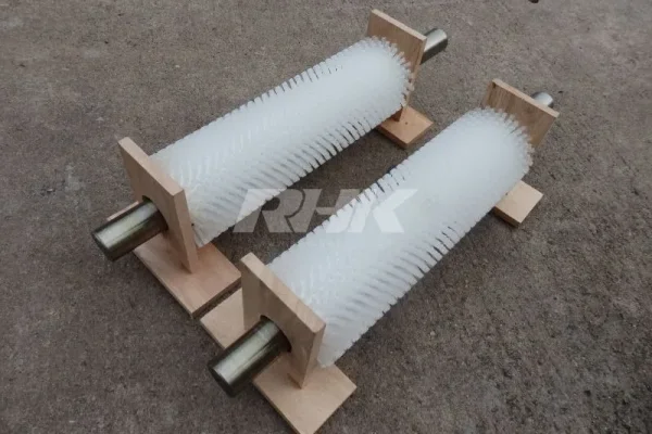 แปรงลูกกลิ้งไนล่อนสีขาว พร้อมเพลา White nylon roller brush with shaft