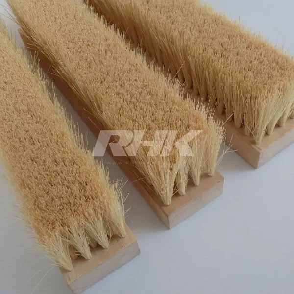 แปรงแถบแกนไม้ขนลวดทองเหลือง Wooden handle brush with brass wire bristles